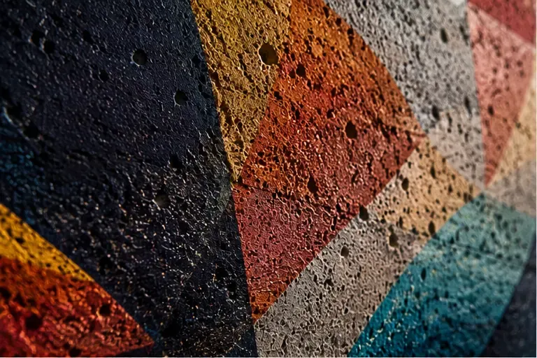 Strukturdetail auf Beton — Licht und Schatten im Relief, Detail 1