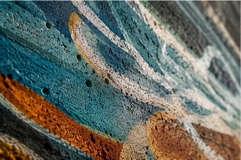 Strukturdetail auf Beton — Licht und Schatten im Relief, Detail 3